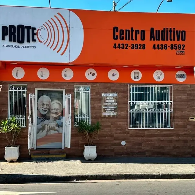 Fachada do Centro Auditivo Protec em Santo André, com a placa laranja do Centro Auditivo na entrada